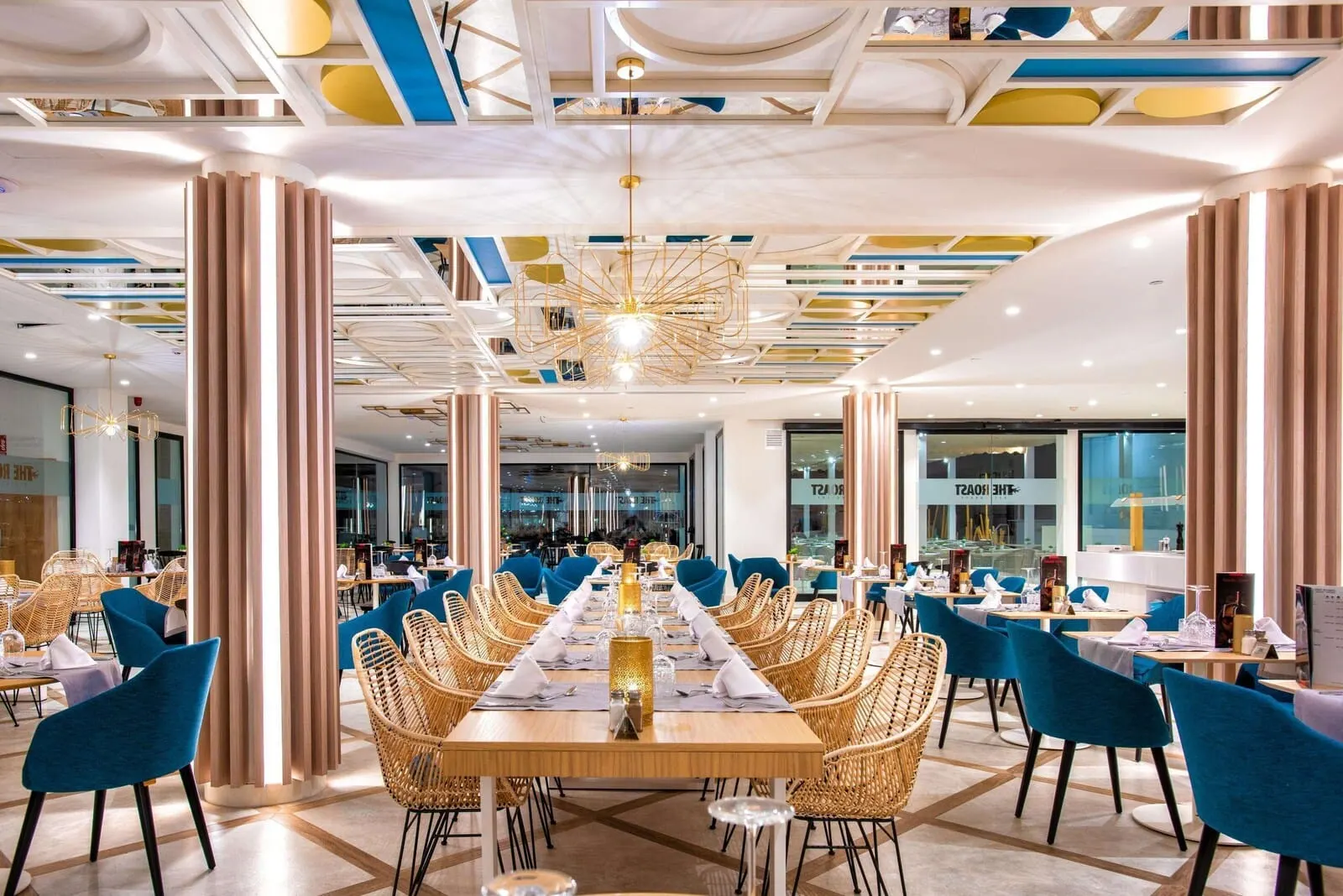 Guayarmina Princess: A spacious dining area with a long table set for a meal