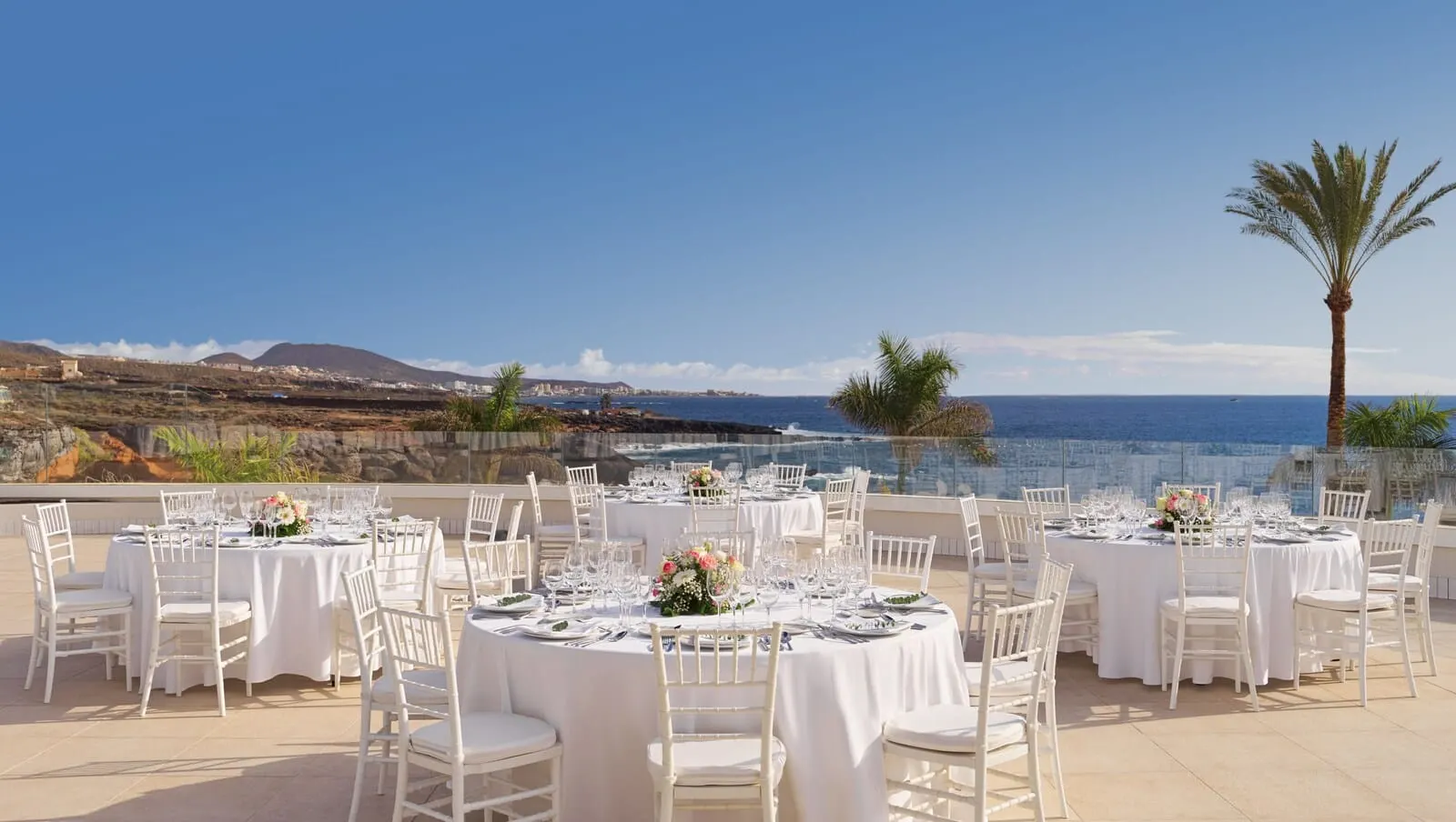 H10 Atlantic Sunset: An outdoor dining area with round tables and white chairs