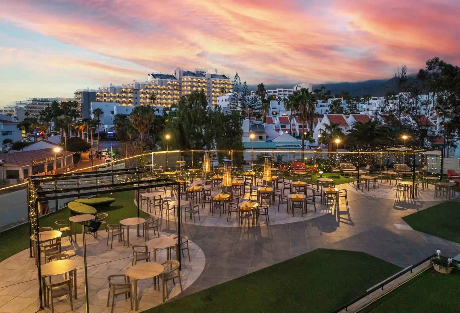 HOVIMA Santa María: An outdoor patio area with multiple tables and chairs