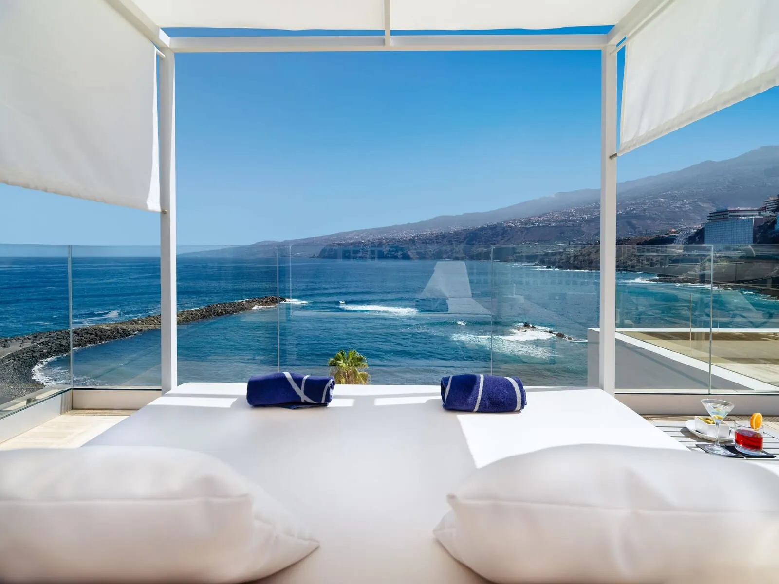 H10 Tenerife Playa: A balcony with a clear view of the ocean and a mountainous landscape