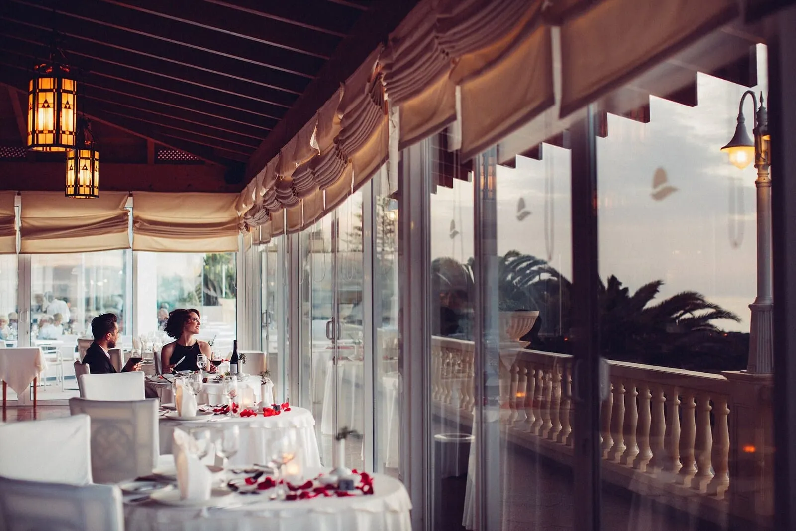 Arona Gran Hotel: An elegantly set dining area with tables, candles