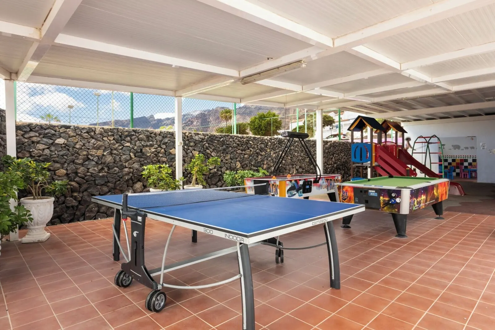 Ona El Marqués: An indoor recreational area with a ping pong table, a pool table