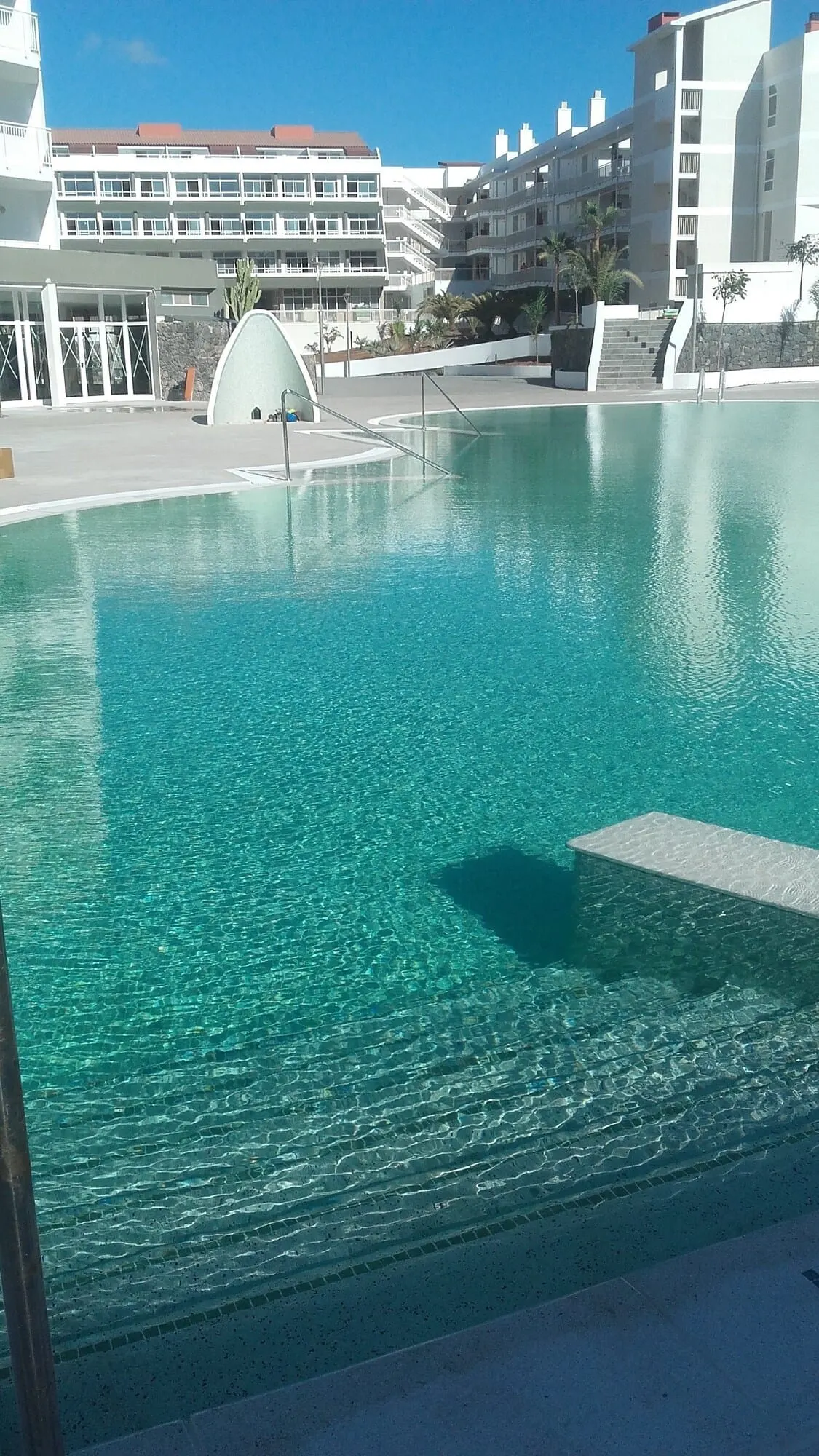 Gara Suites Golf & Spa: A clear blue pool with a modern design