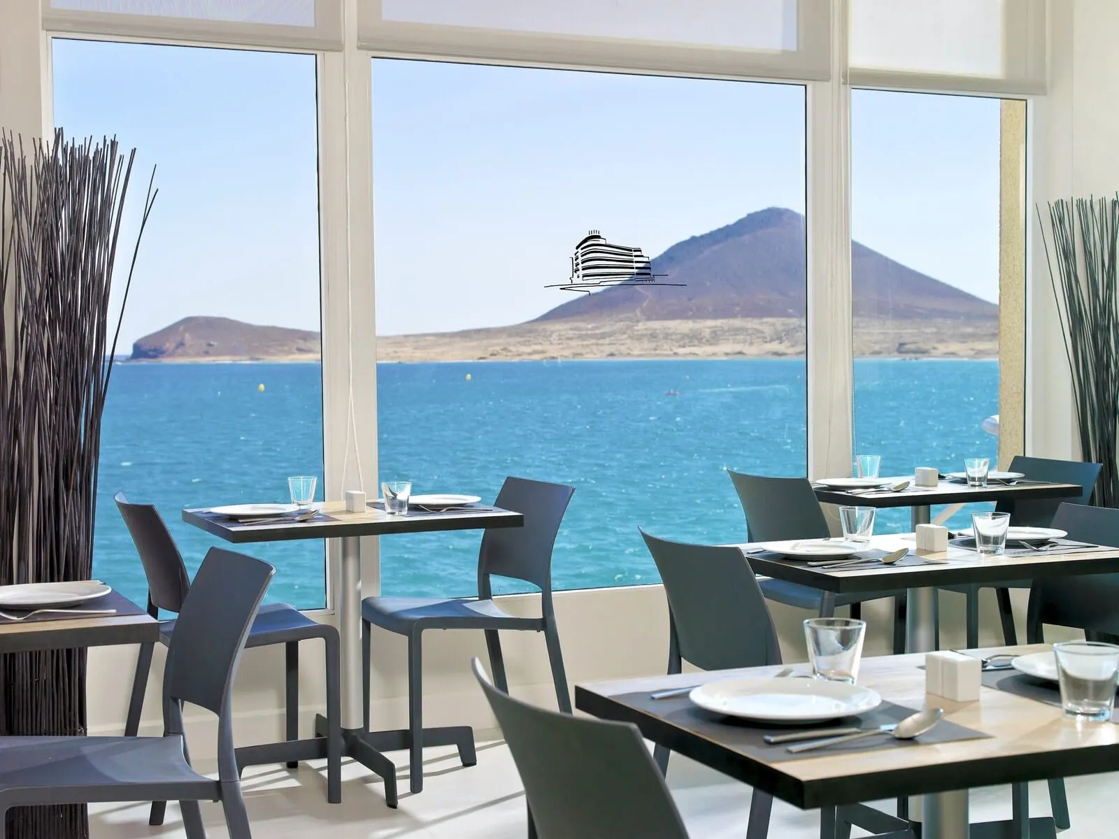 Médano Hotel: A dining area with tables and chairs