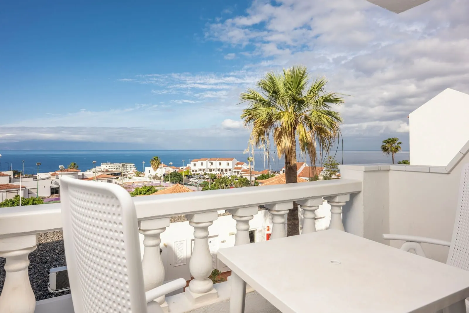 Ona El Marqués: A balcony with a white table and chair