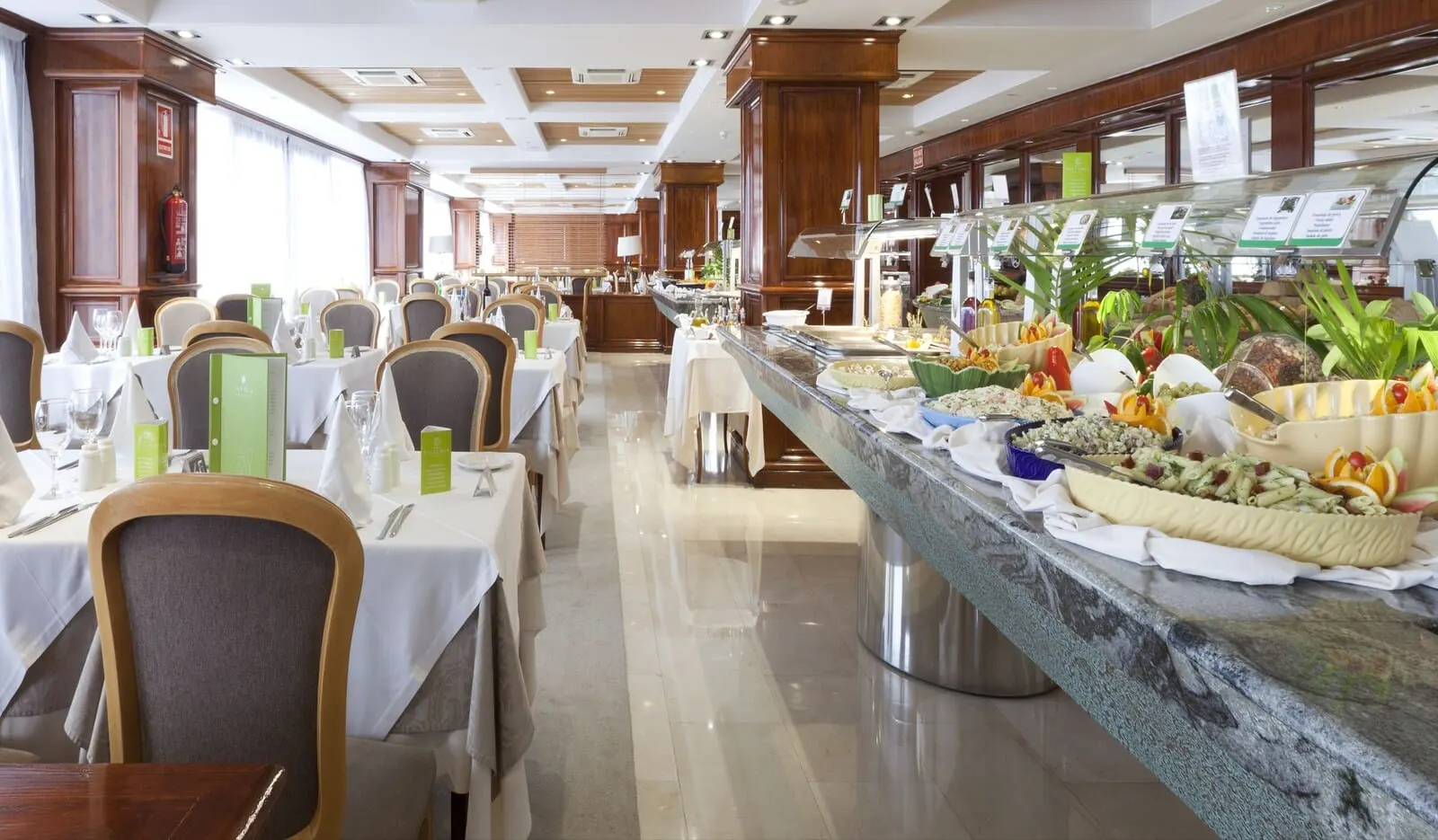 Hotel Vallemar: A hotel dining area with multiple tables set for guests