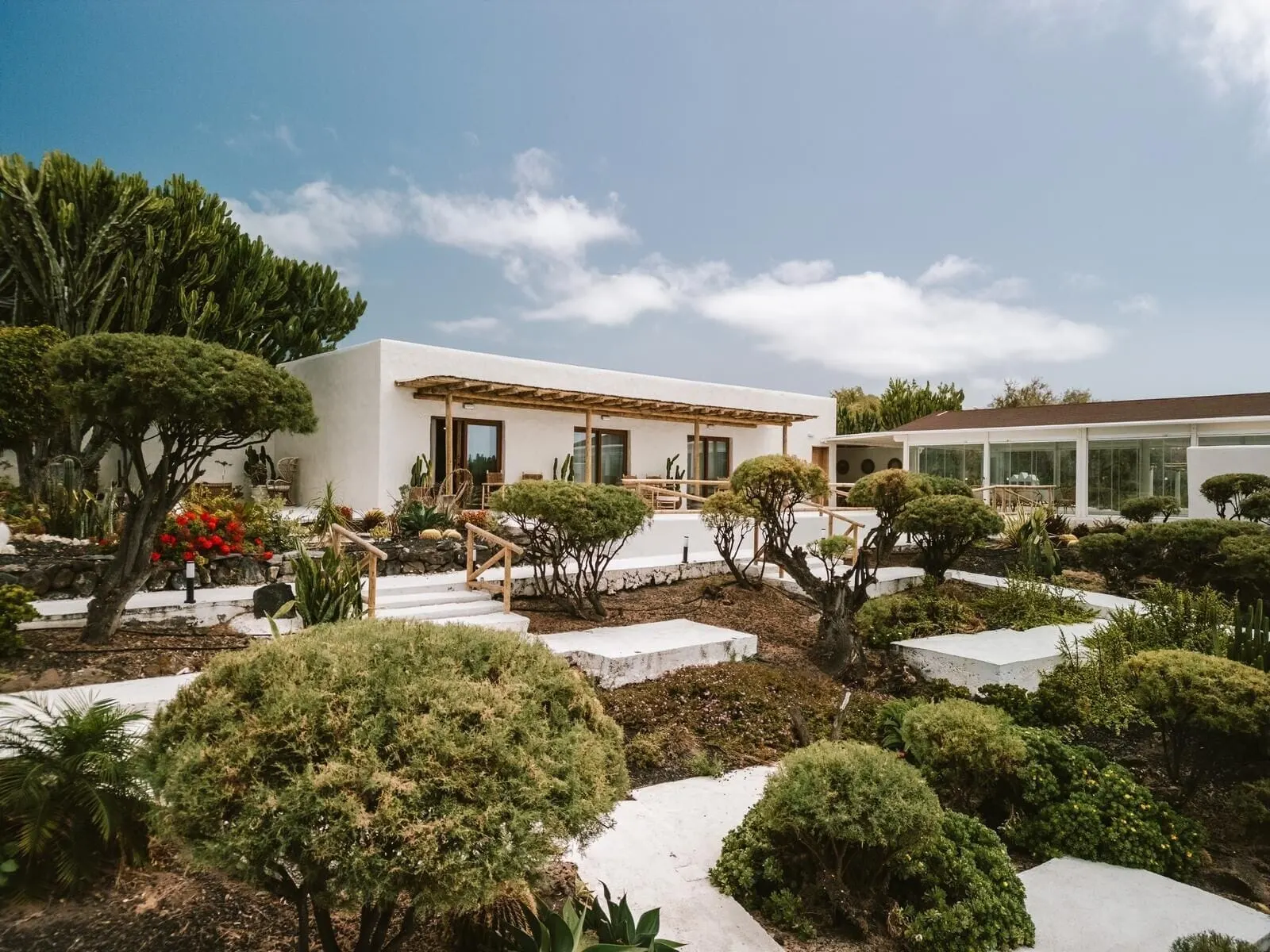 Costa Mágica Boutique Hotel: A modern house with a white exterior