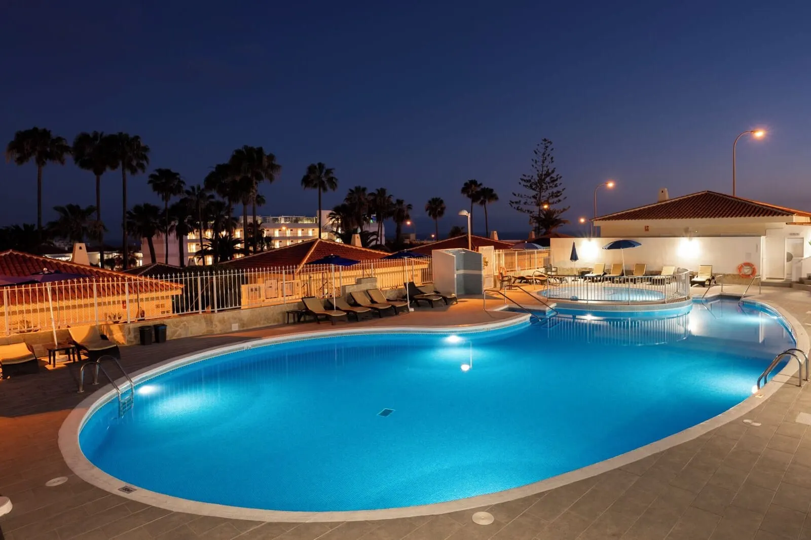 Ona Sueño Azul: A swimming pool with lounge chairs and umbrellas
