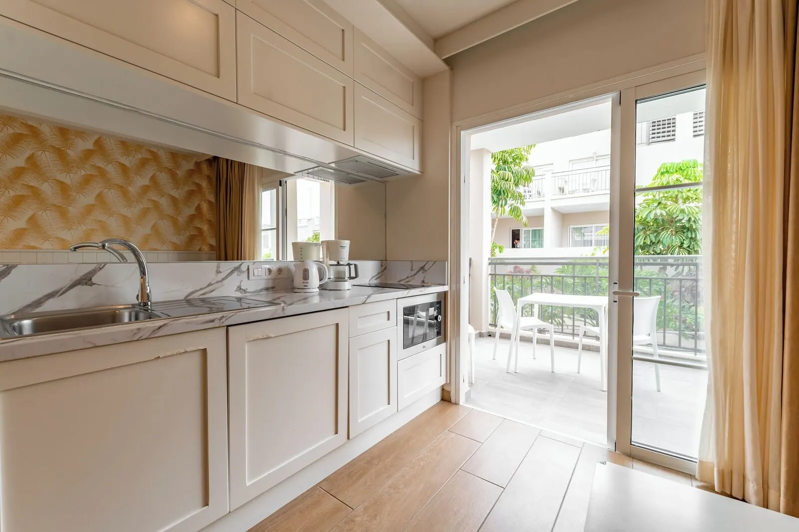 Los Olivos Beach Resort: Private kitchen