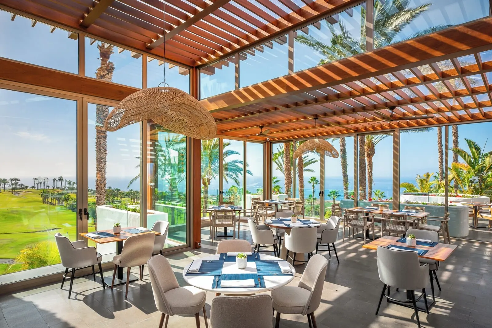 Las Terrazas de Abama Suites: A spacious outdoor dining area with multiple tables and chairs