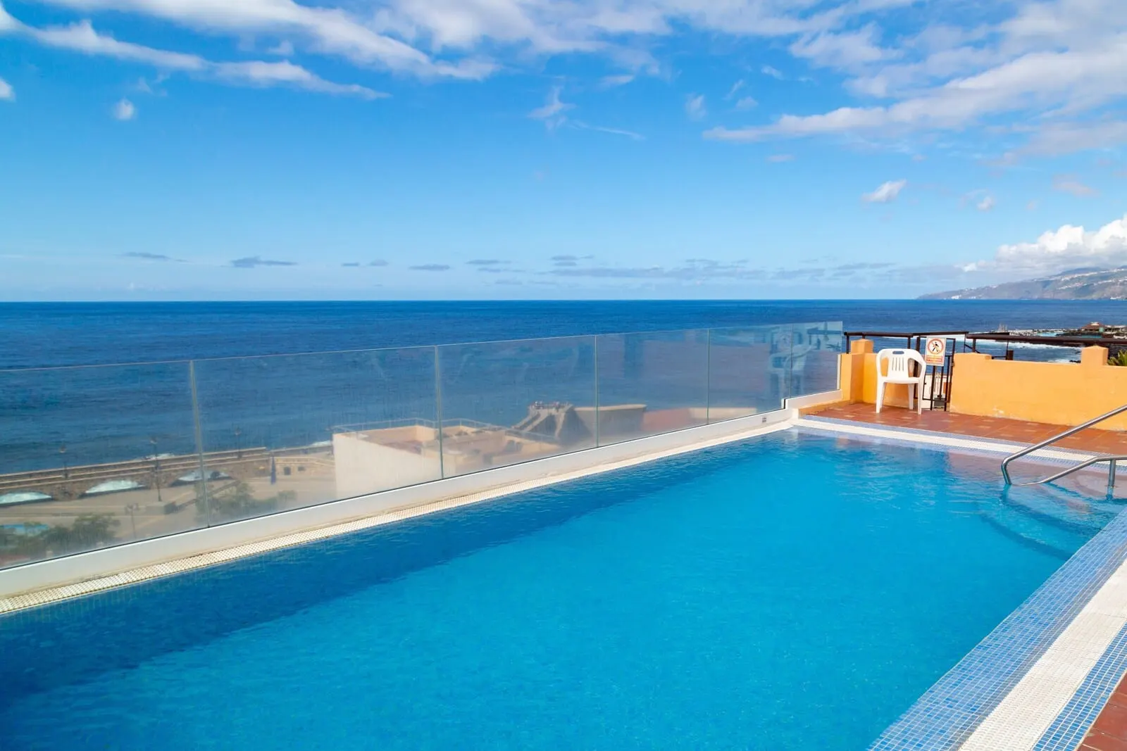 Marquesa Hotel: A swimming pool with a clear view of the ocean and a sunny sky
