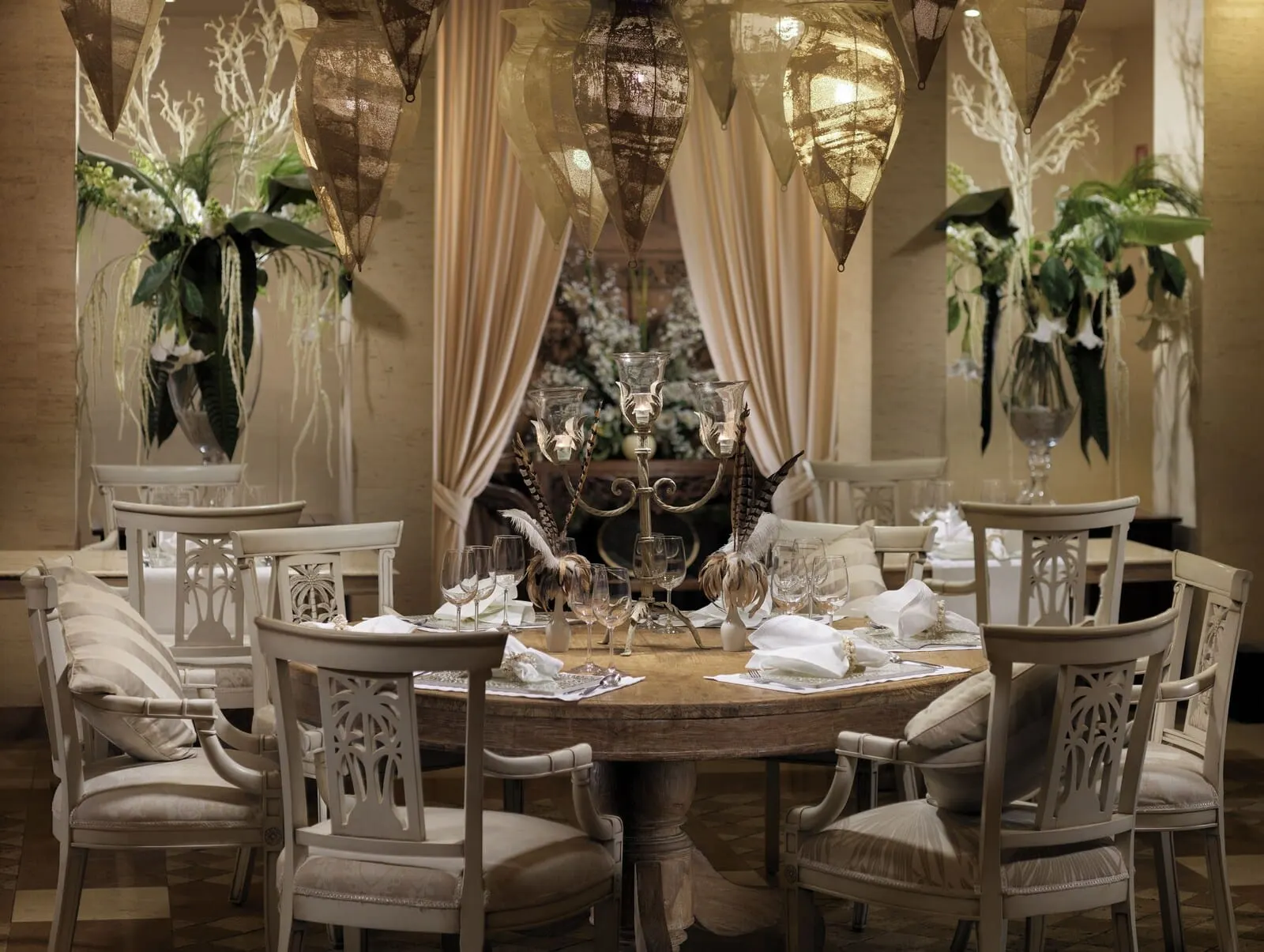 Royal Garden Villas & Spa: A formal dining room with a round table set for six, surrounded by ornate chairs