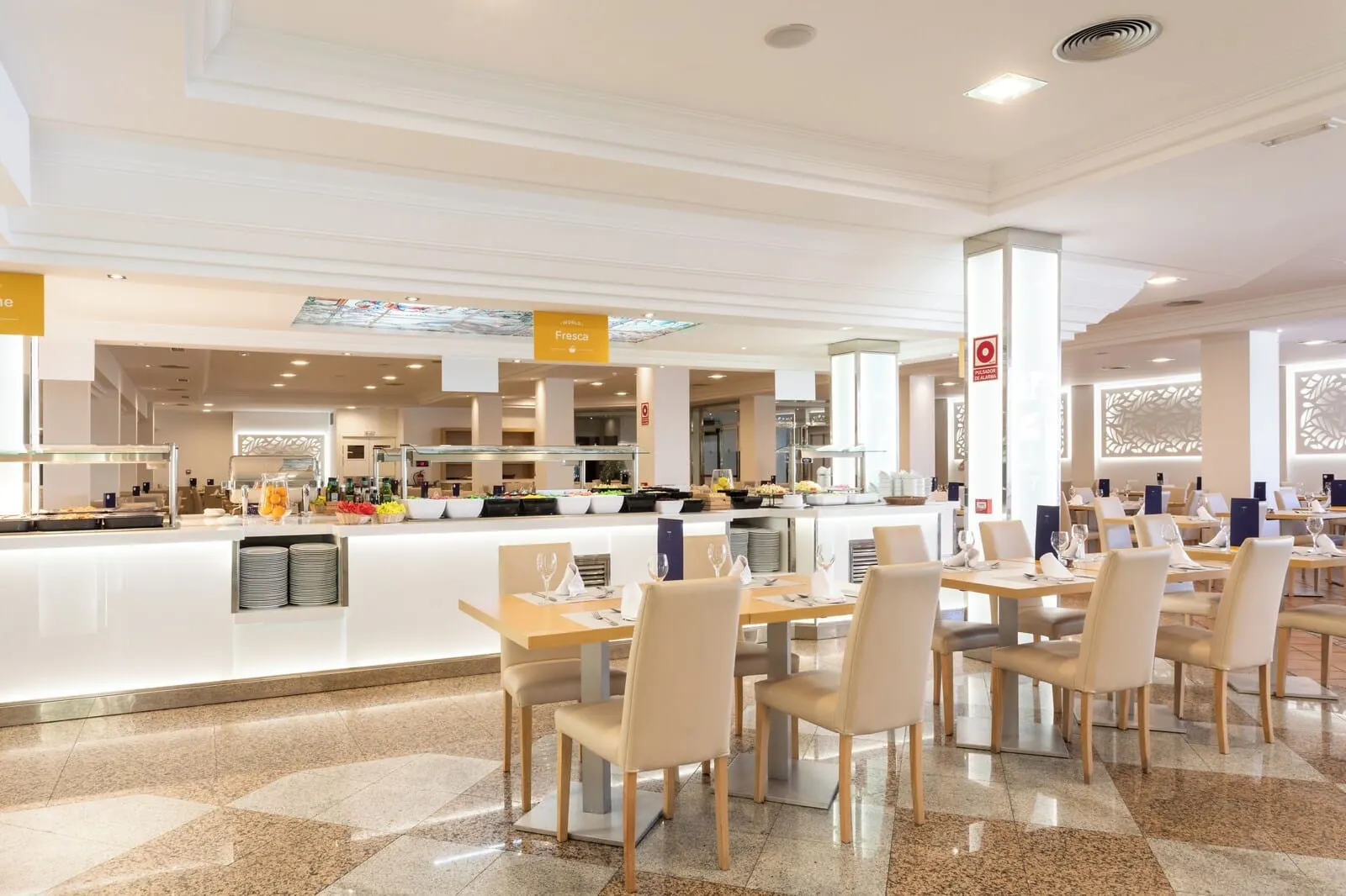 Globales Tamaimo Tropical: A modern hotel restaurant with a buffet area, multiple dining tables, and a clean