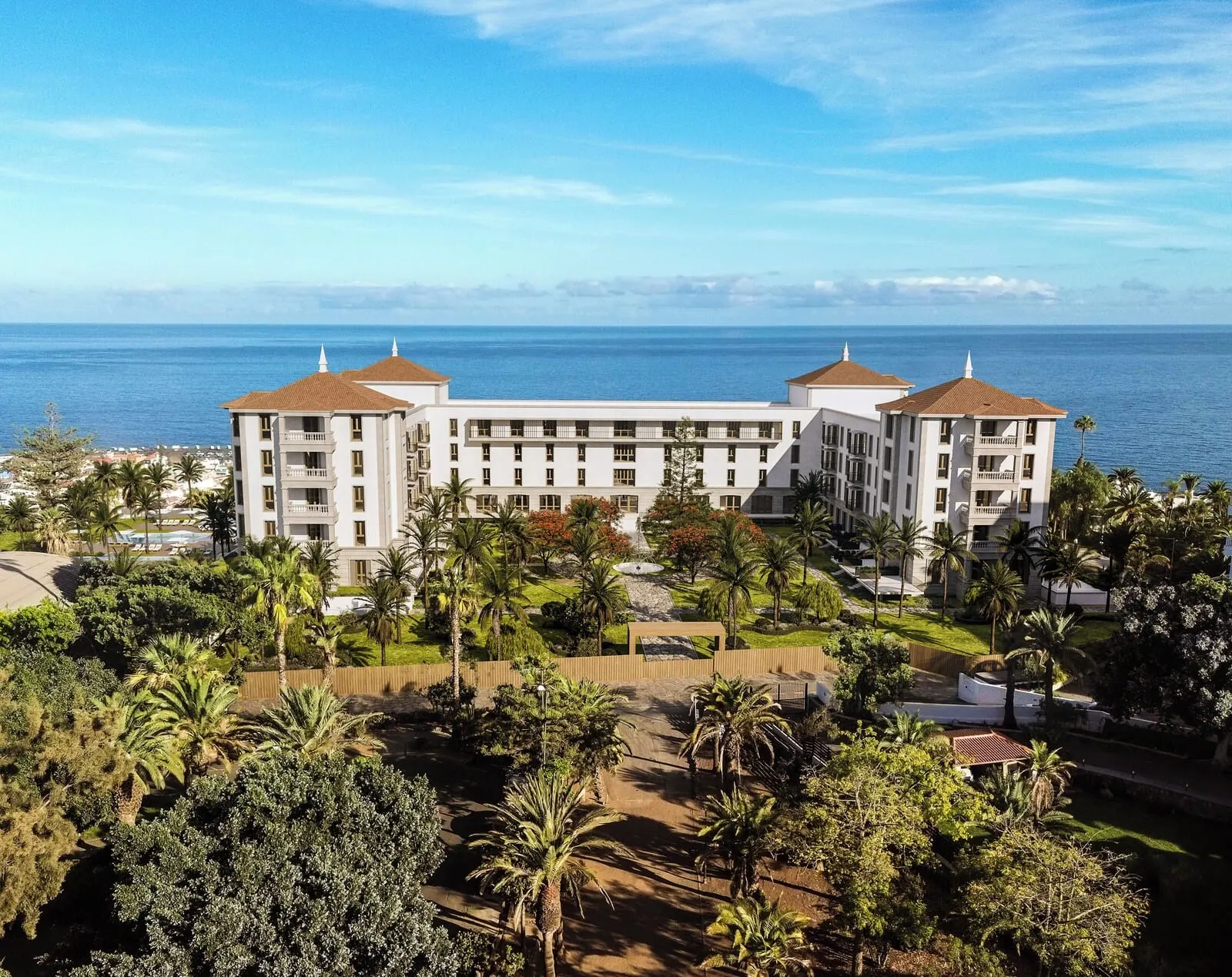 Gran Hotel Taoro: A large hotel with multiple floors and a central courtyard