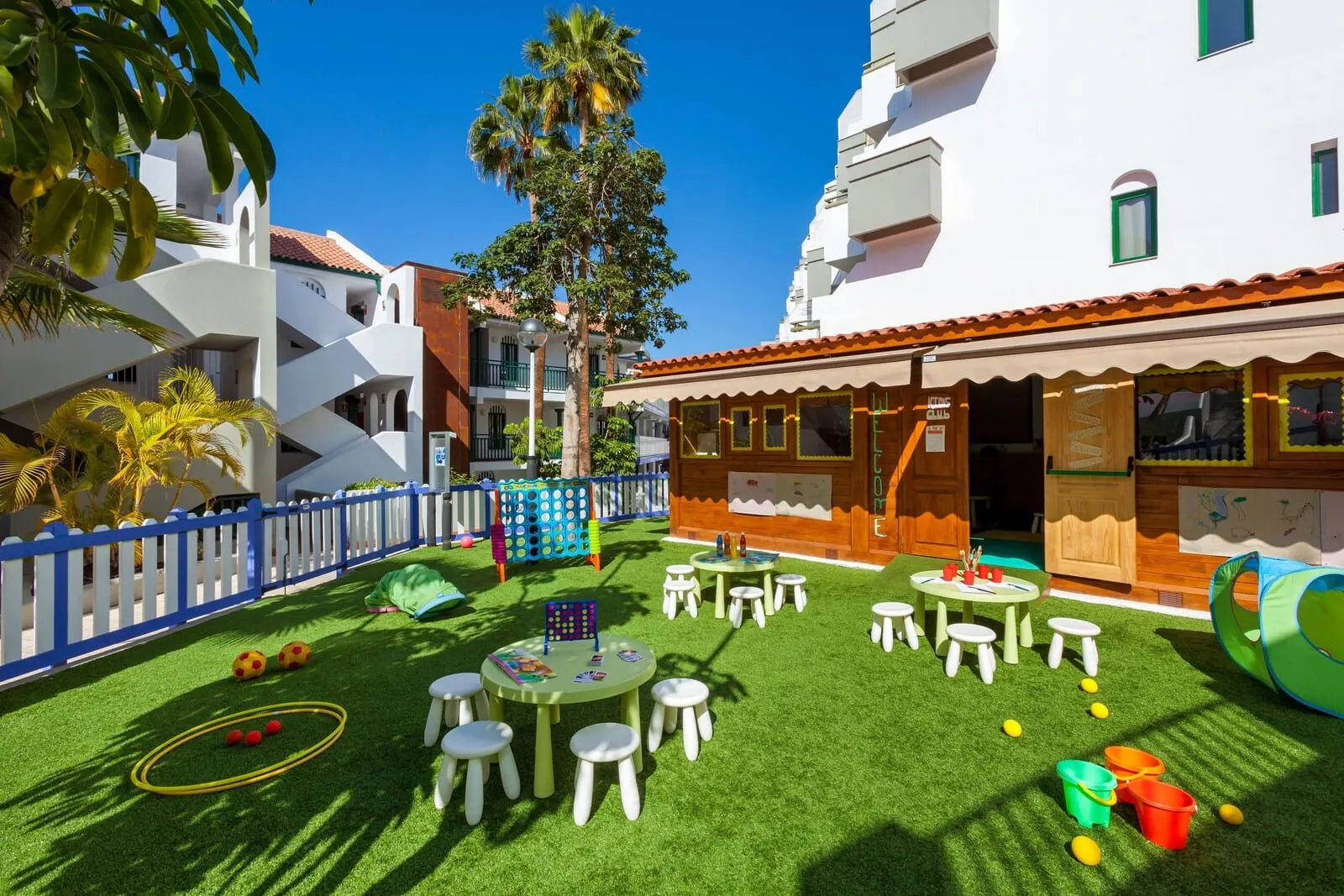 Playaolid Suites & Apartments: A children's play area with artificial grass, tables, and chairs