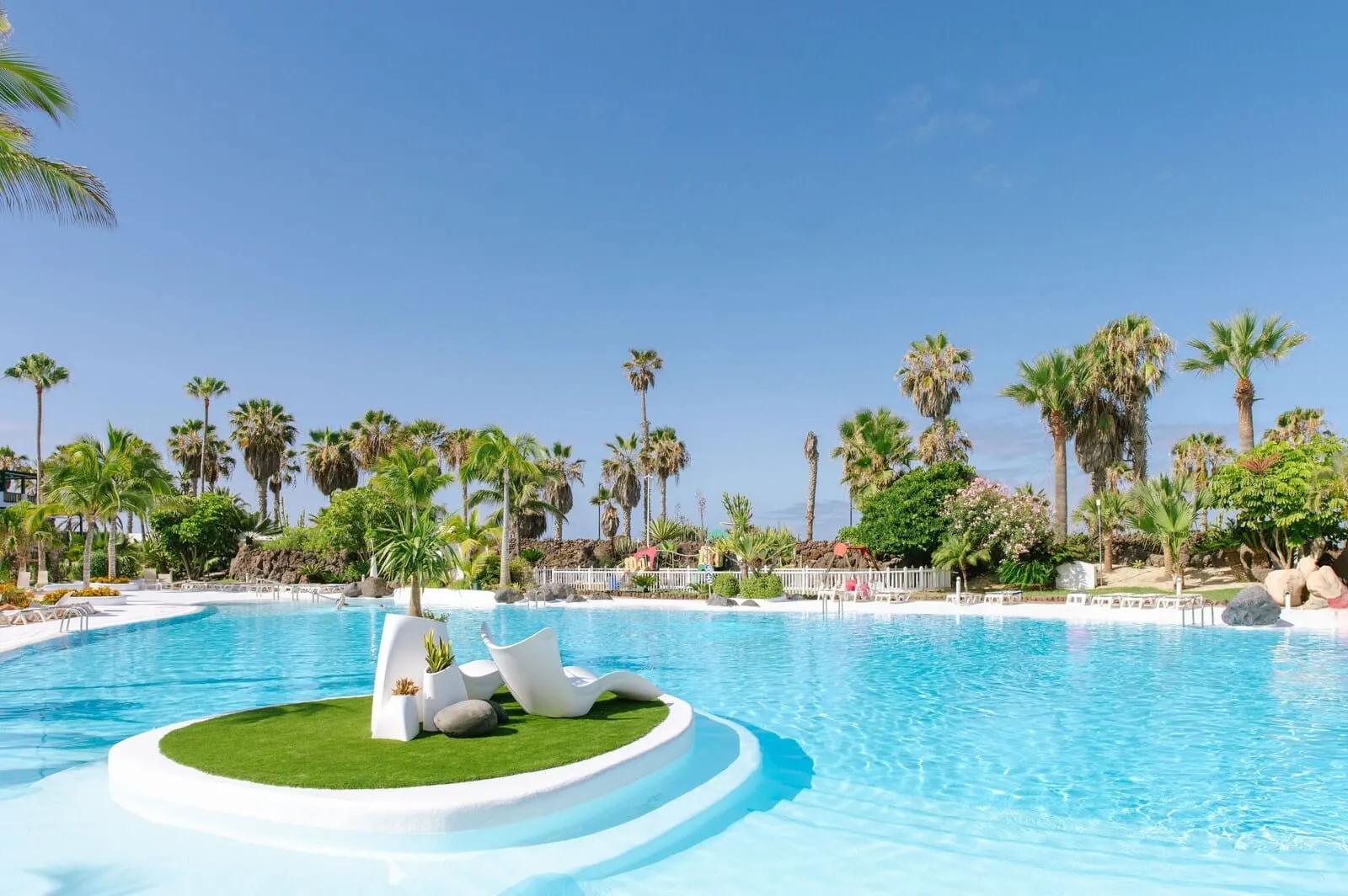 Parque Santiago IV: A large, clear swimming pool with a white edge