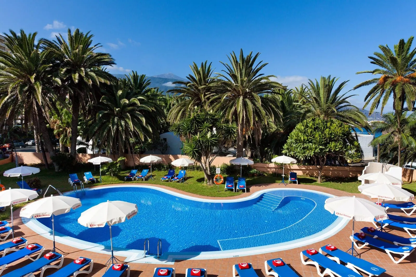 Sol Puerto de la Cruz Tenerife: A swimming pool with blue water