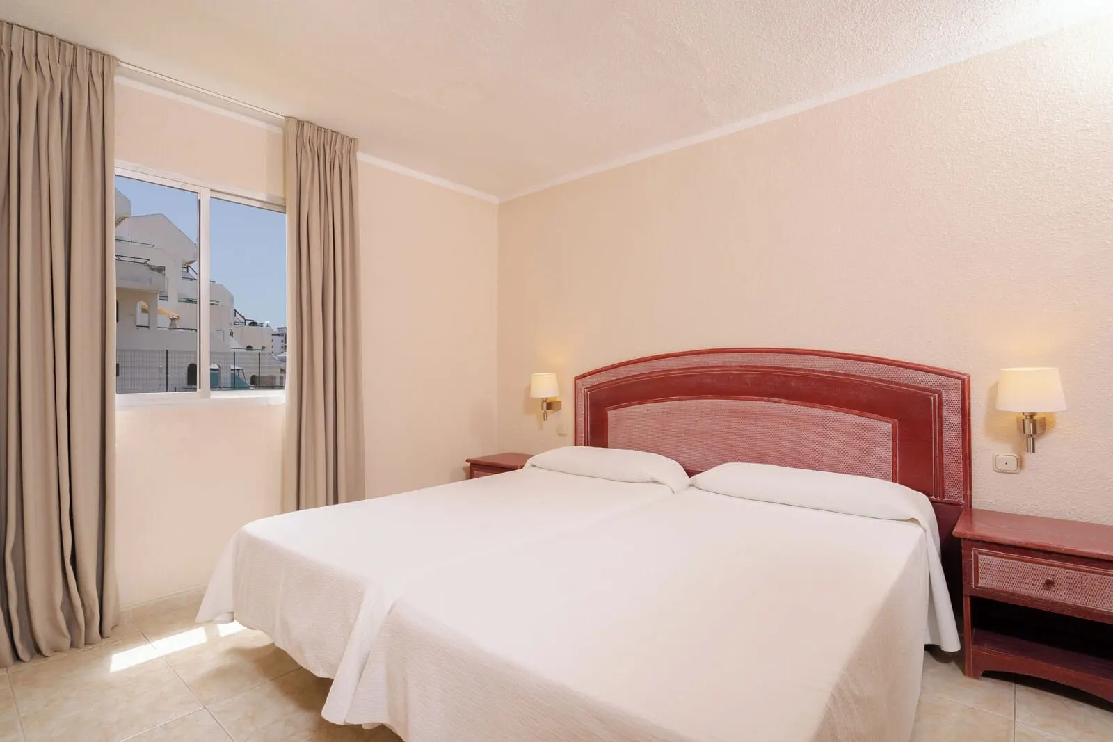 HOVIMA Santa María: A hotel room with a large bed, two bedside tables with lamps, a window with curtains