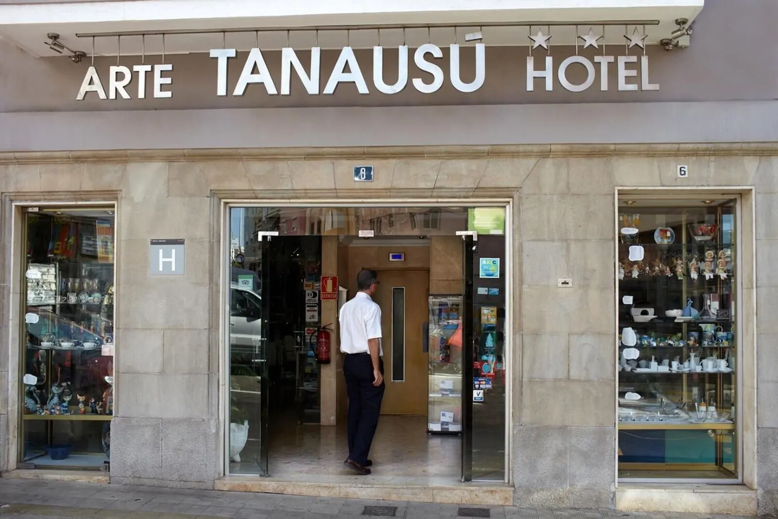 Hotel Tanausú: The entrance to the Arte Tanausu Hotel with a man standing inside