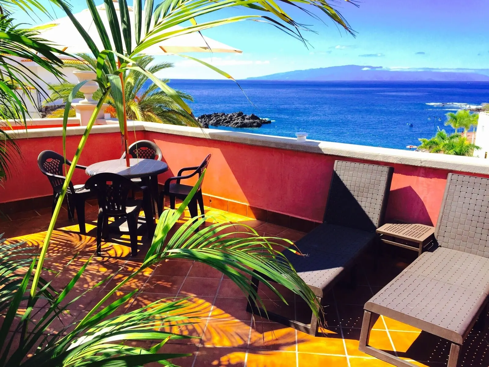 Rok Plaza: A terrace with a view of the ocean, featuring a table and chairs, a small pool