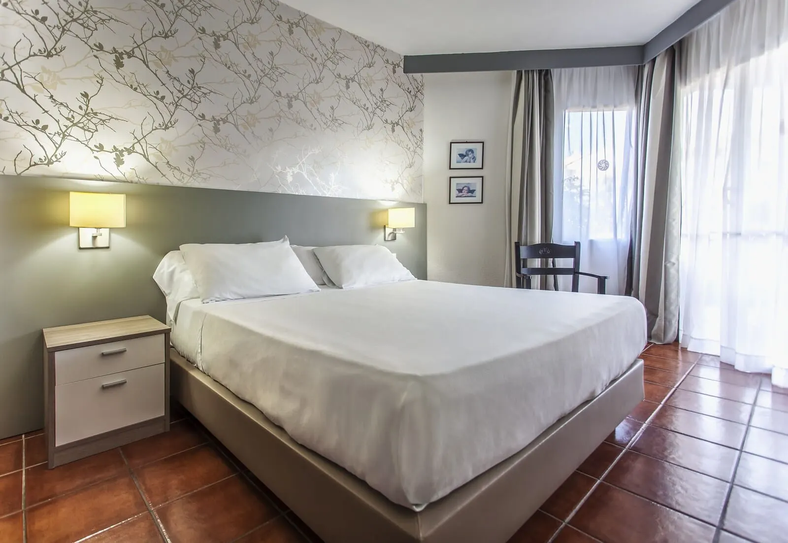 HG Tenerife Sur: A neatly made bed with a headboard, two bedside tables with lamps