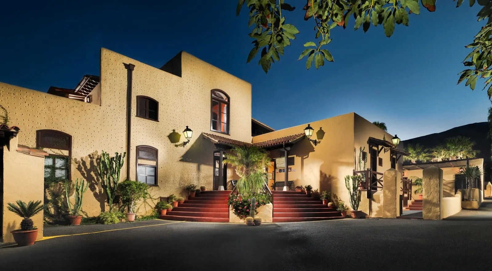Hotel Rural Finca Salamanca: A building with a stucco exterior, multiple windows