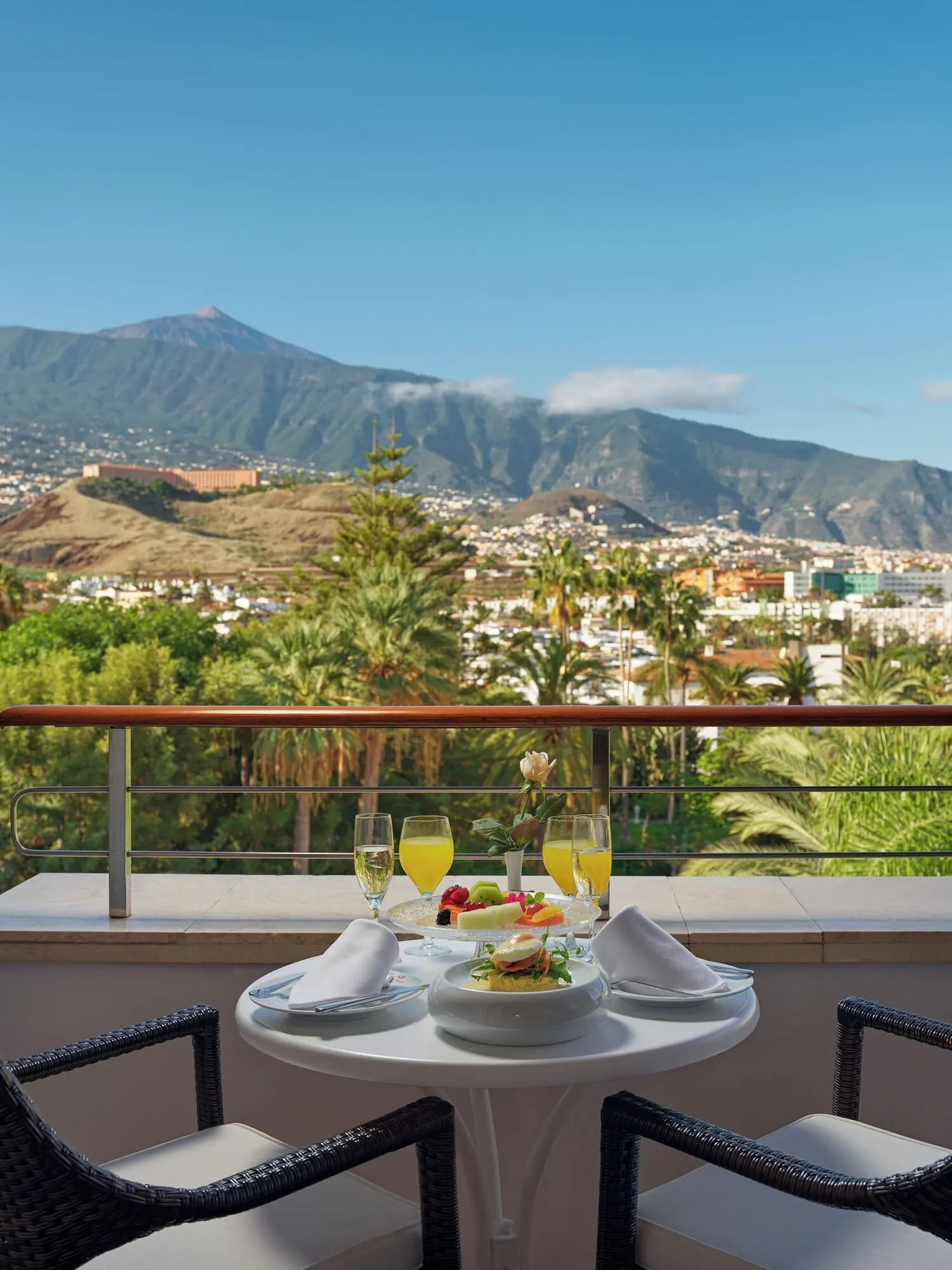 Hotel Botánico & The Oriental Spa Garden: A table with a fruit platter, two glasses of orange juice