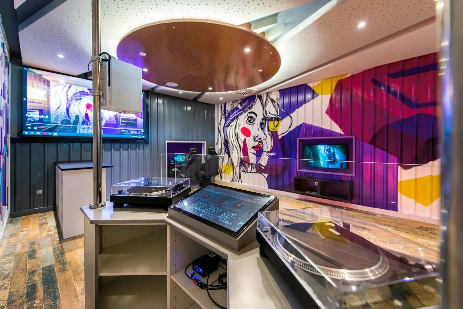 Spring Hotel Bitácora: A modern control room with a large touchscreen display, a turntable