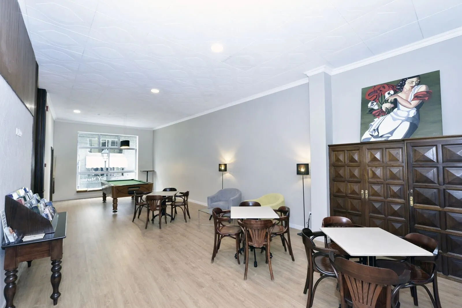 Hotel Marte: A billiards room with wooden furniture, a pool table, and a large painting on the wall