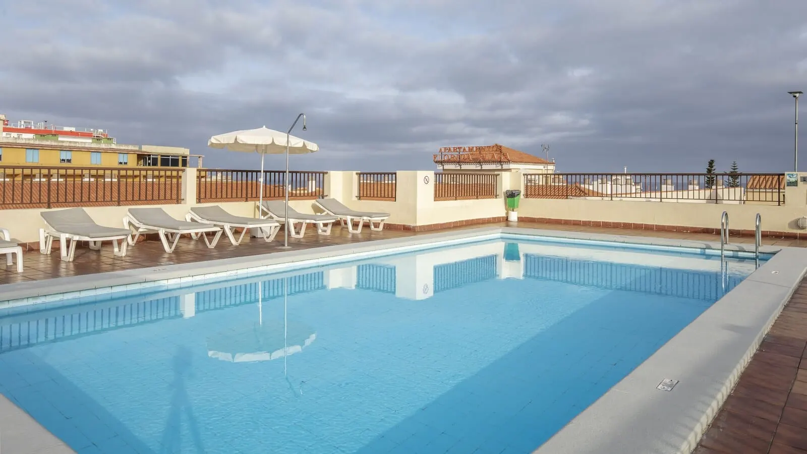 Be Smart Florida Plaza: A swimming pool with lounge chairs and umbrellas