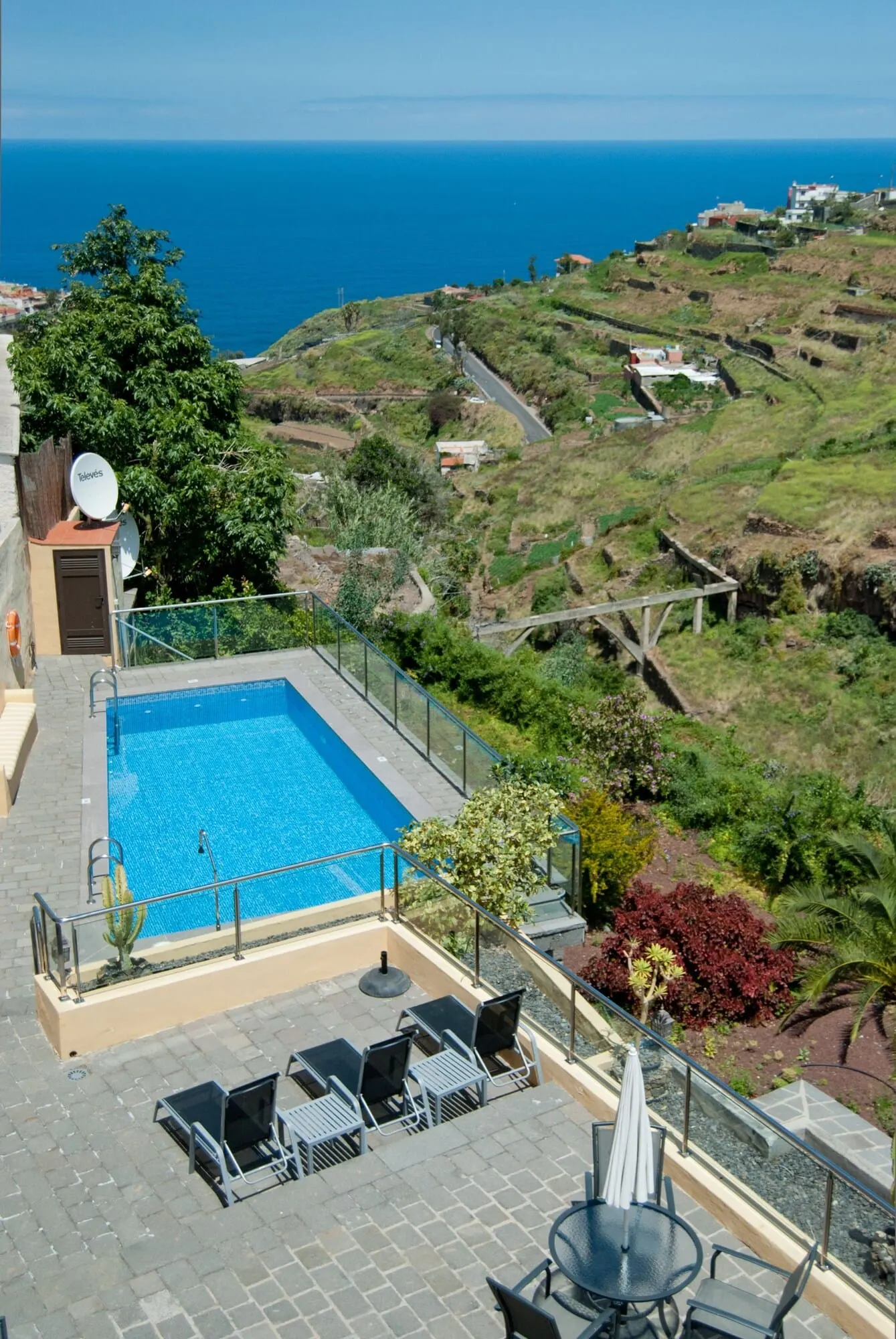 Hotel Rural Bentor: A rooftop pool with a clear view of the ocean