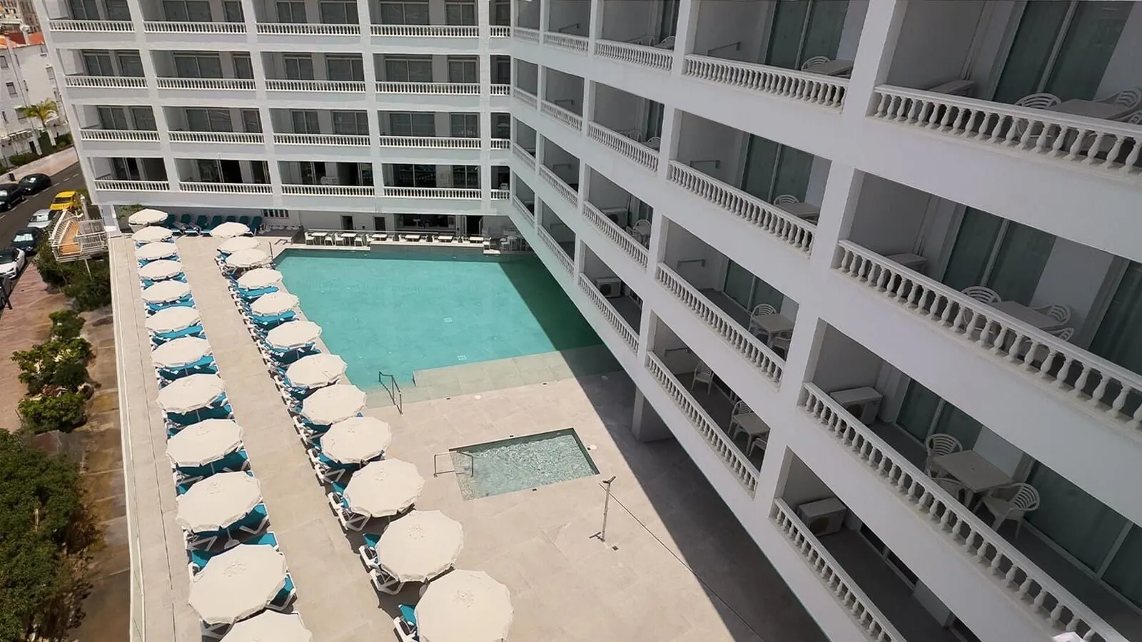BlueSea Lagos de César: A multi-story hotel with a rooftop pool area