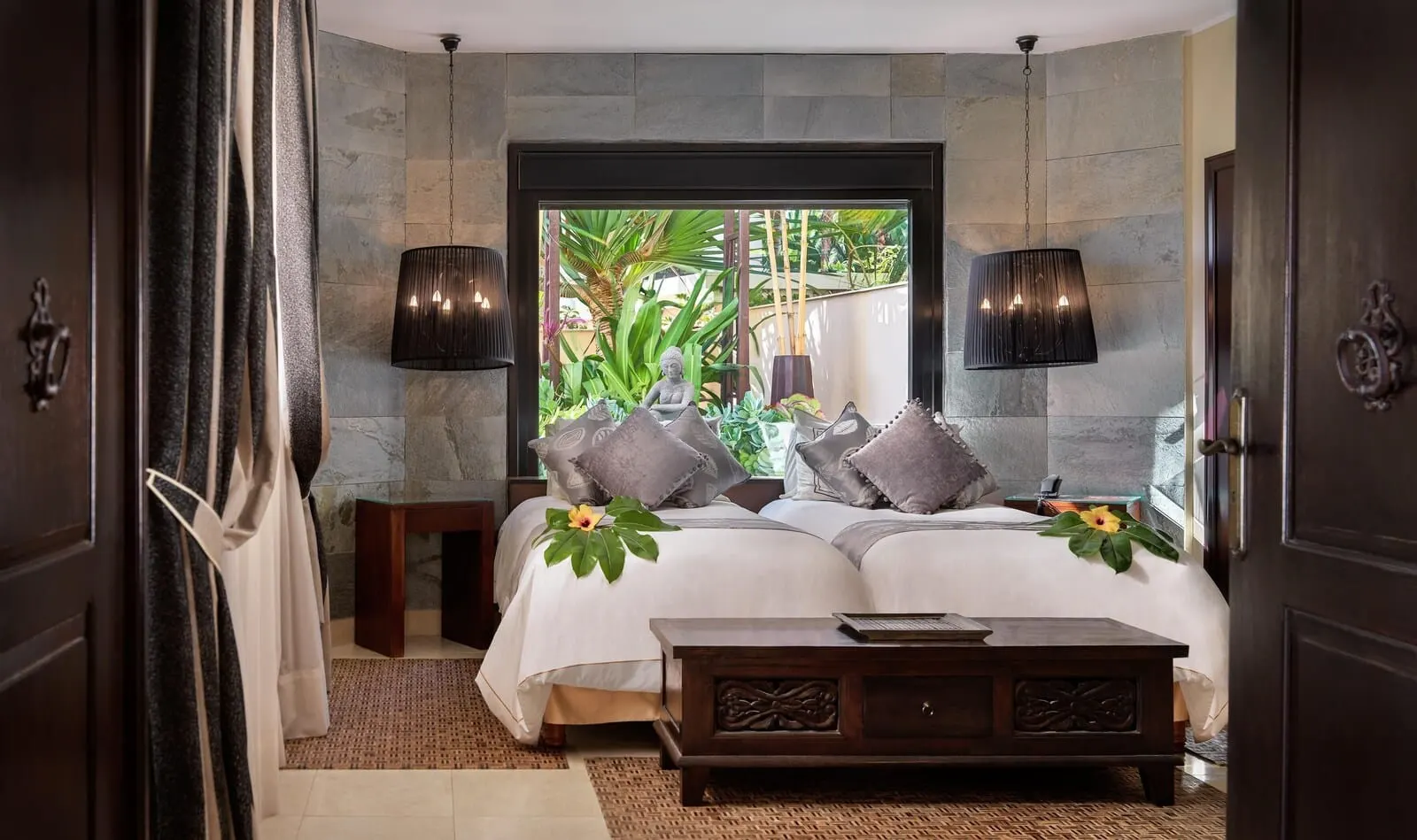 Royal Garden Villas & Spa: A modern bedroom with a large bed, two bedside tables, a wooden nightstand