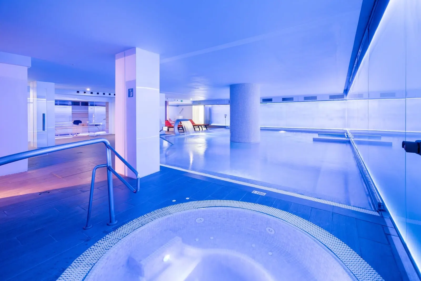 Alexandre La Siesta: A modern indoor swimming pool area with a clear view of the pool, a seating area