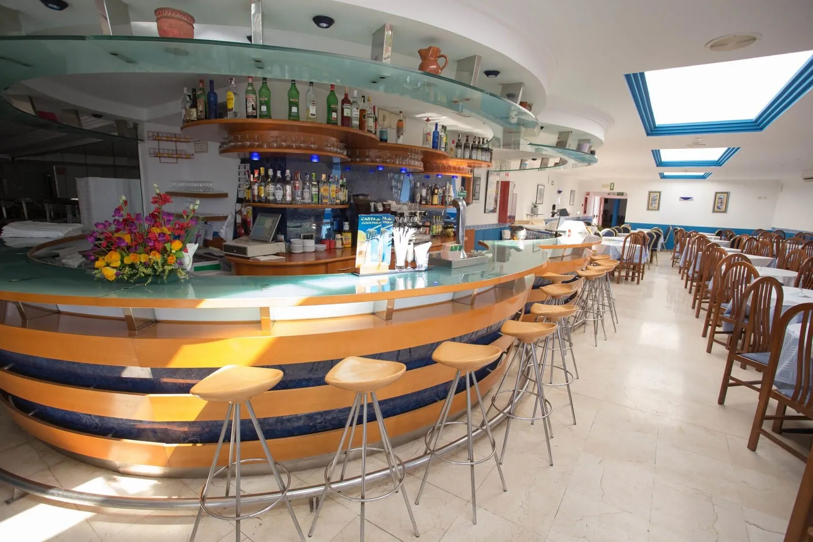 Apartamentos Pez Azul: A bar area with stools, a counter
