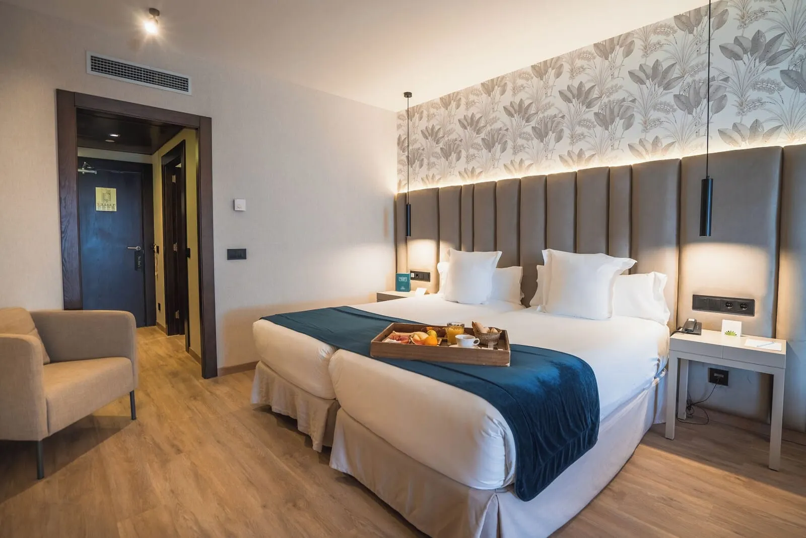 La Laguna Gran Hotel: A hotel room with a large bed, a bedside table, a chair