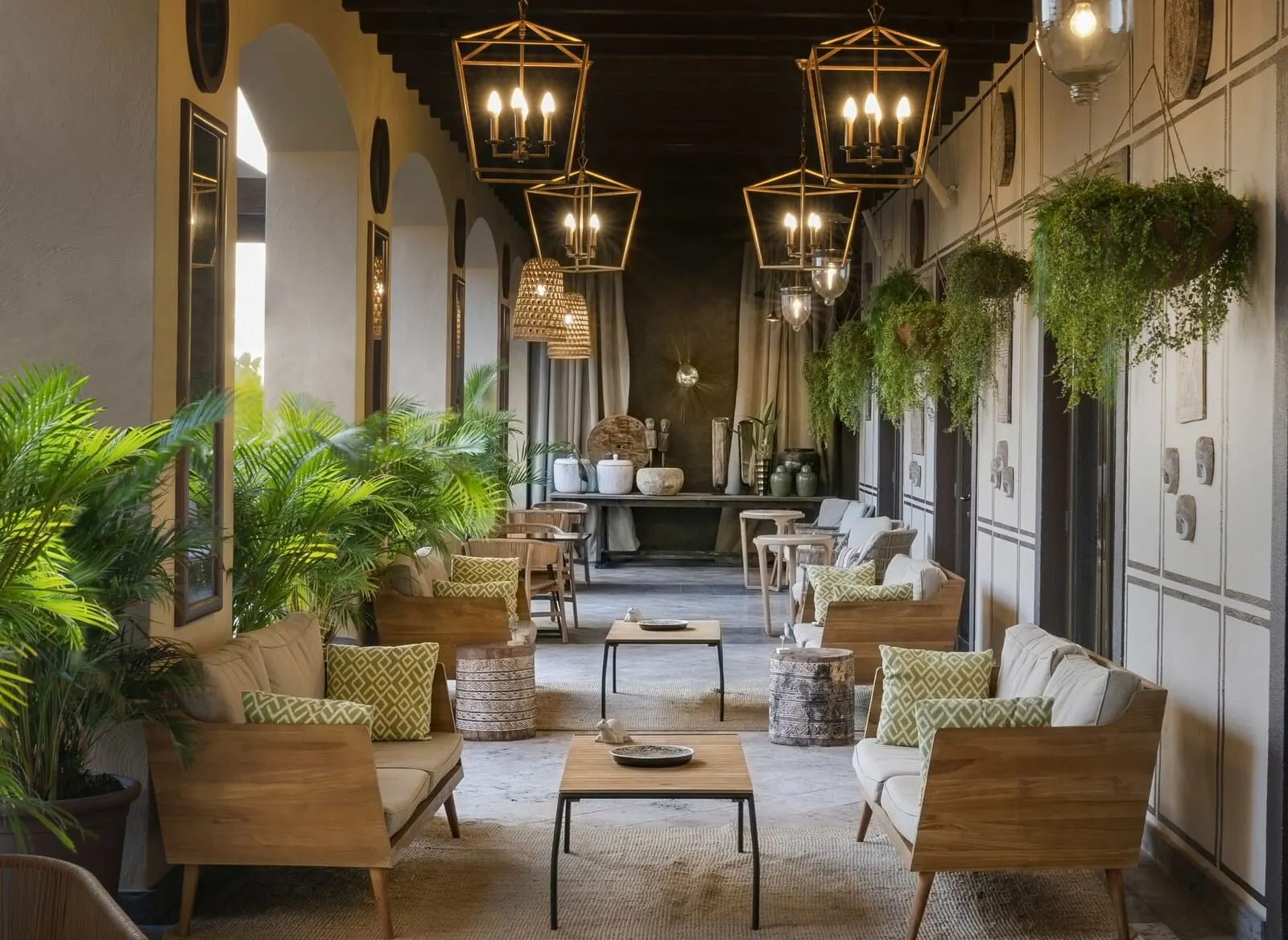 Vincci Selección La Plantación del Sur: A cozy lounge area with wooden furniture, hanging plants, and decorative lighting