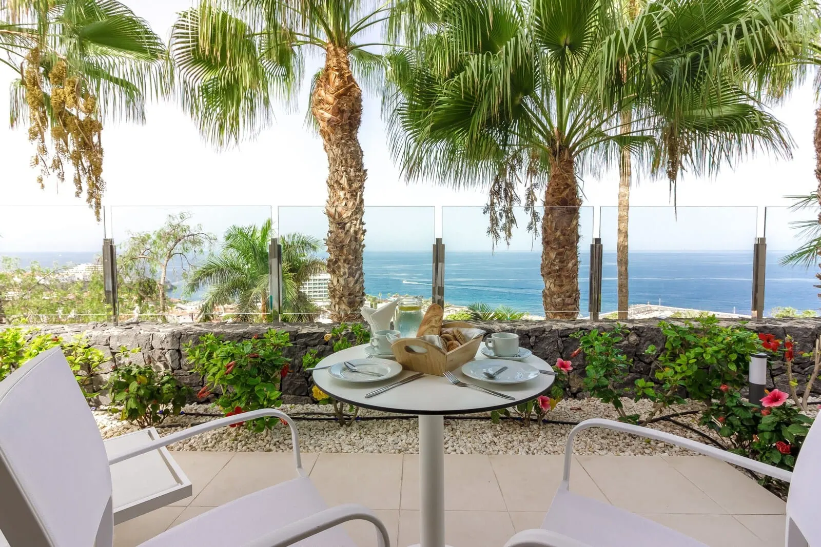 Klayman Diamond Aparthotel: A table set outdoors with a view of the ocean