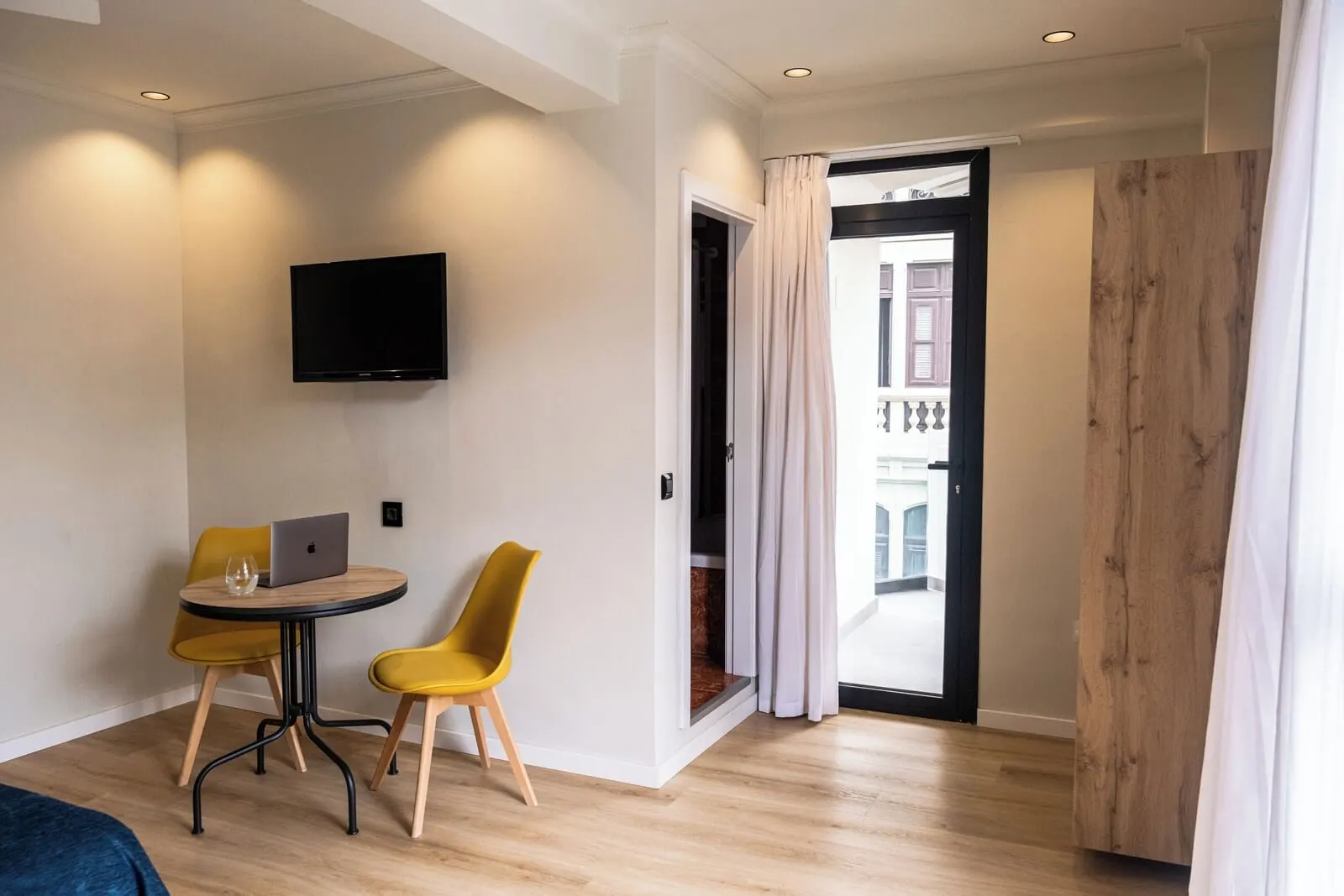Hotel Adonis Capital: A modern room with a flat-screen TV mounted on the wall
