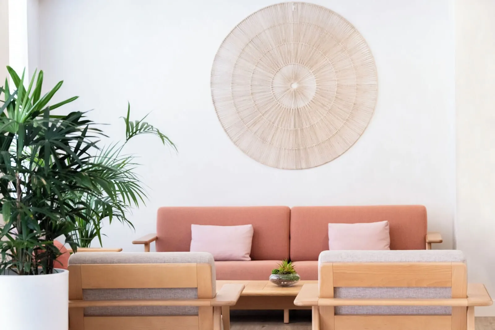 GF Noelia: A modern living room with a sofa, two armchairs, a coffee table