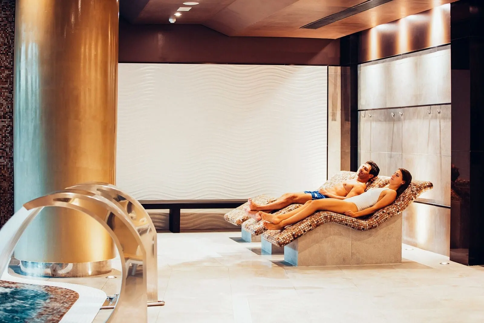Arona Gran Hotel: A couple relaxing on a bench in a spa area with a large