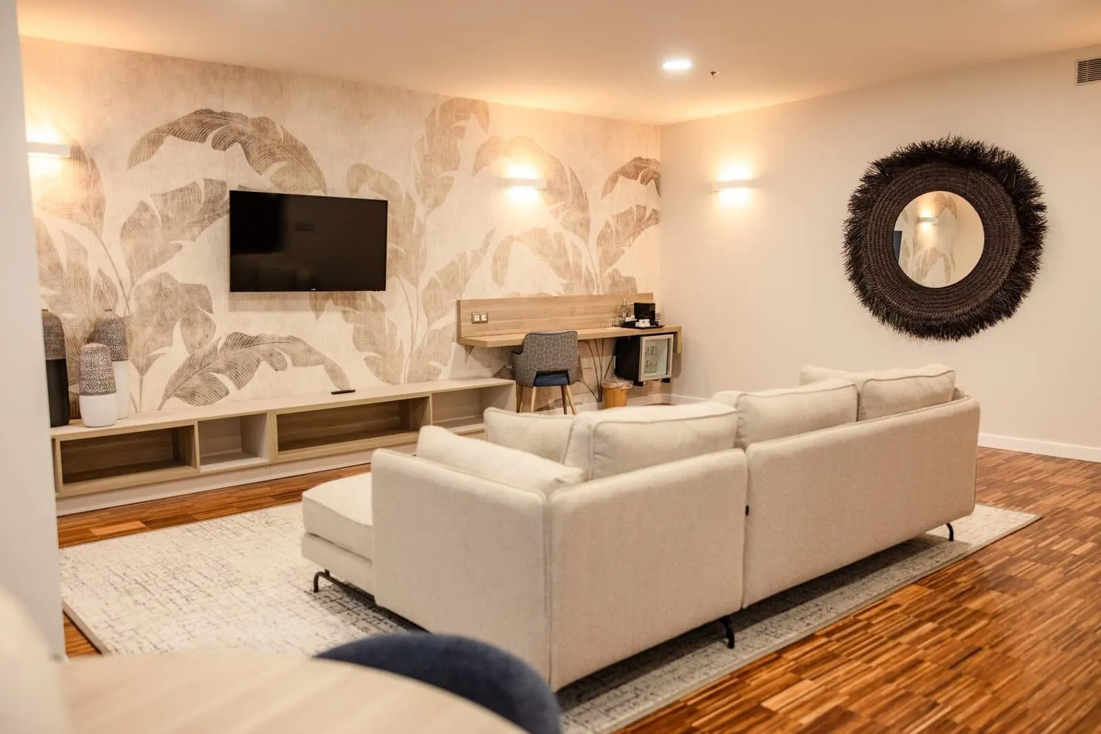 Hotel Escuela Santa Cruz: A modern living room with a flat-screen TV, a sofa, a coffee table
