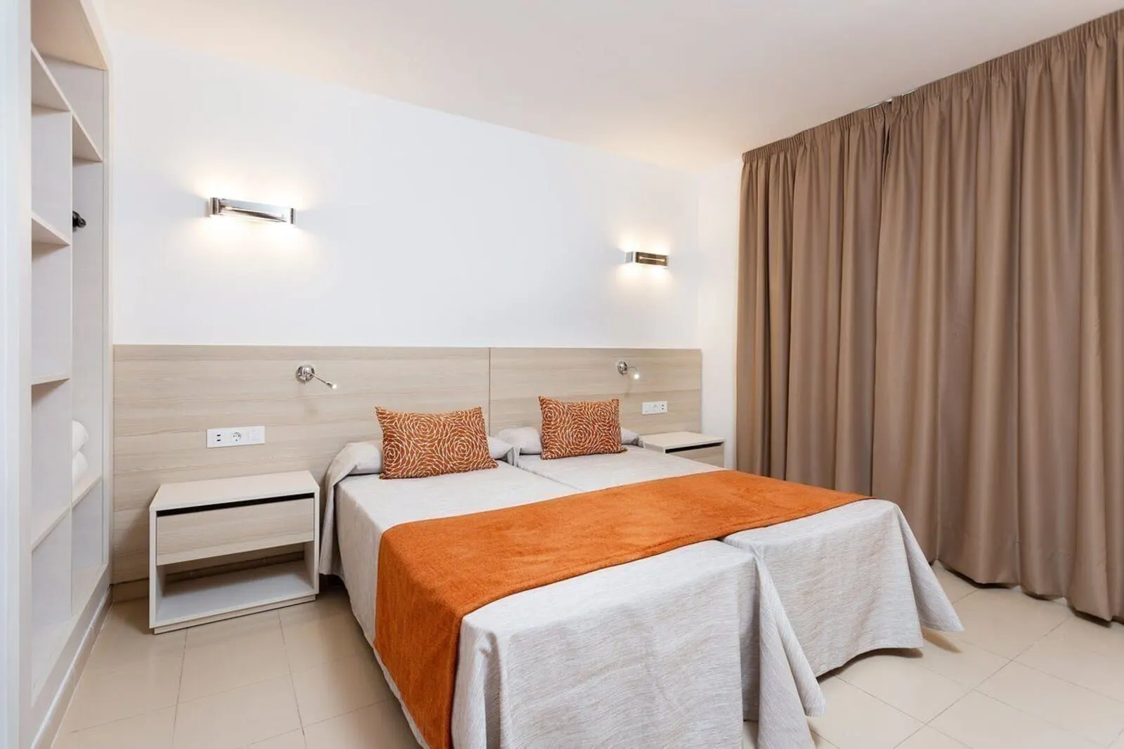 Globales Tamaimo Tropical: A modern hotel room with a large bed, two bedside tables, a nightstand