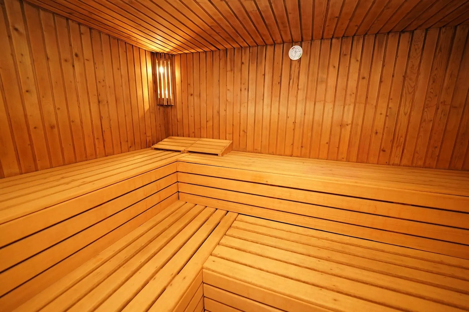 Hotel RF San Borondón: A sauna with wooden benches and slatted floors, wooden walls, and a visible clock