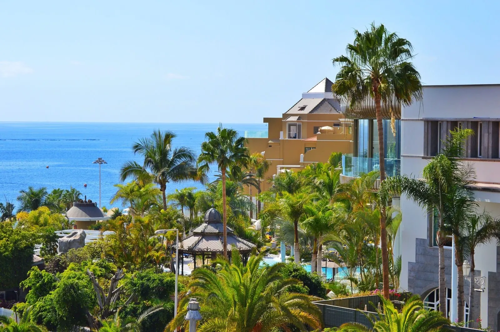 Hotel Jardines de Nivaria: A resort with a view of the ocean, palm trees