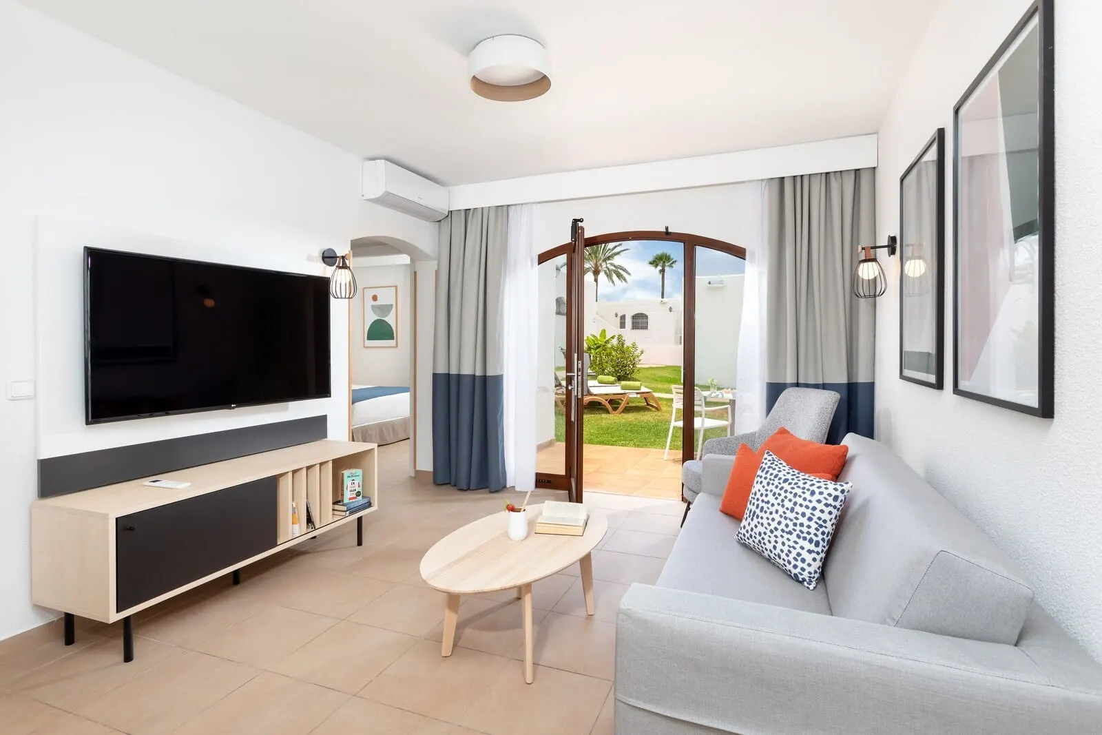 HD Parque Cristóbal Tenerife: A modern living room with a flat-screen TV, a sofa, a coffee table