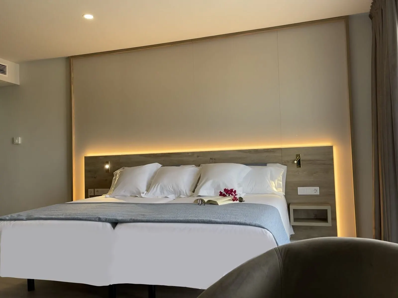 AF Valle Orotava Hotel: A modern hotel room with a large bed, a bedside table