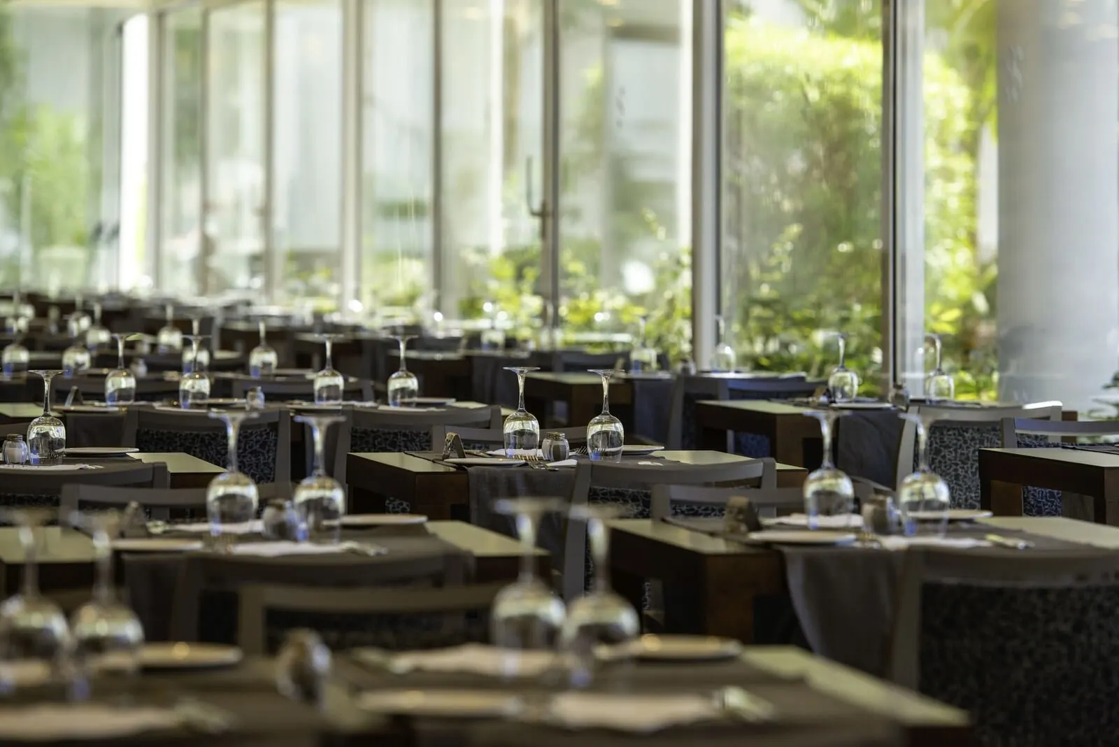 Spring Hotel Vulcano: A restaurant with multiple tables, each set with wine glasses and cutlery