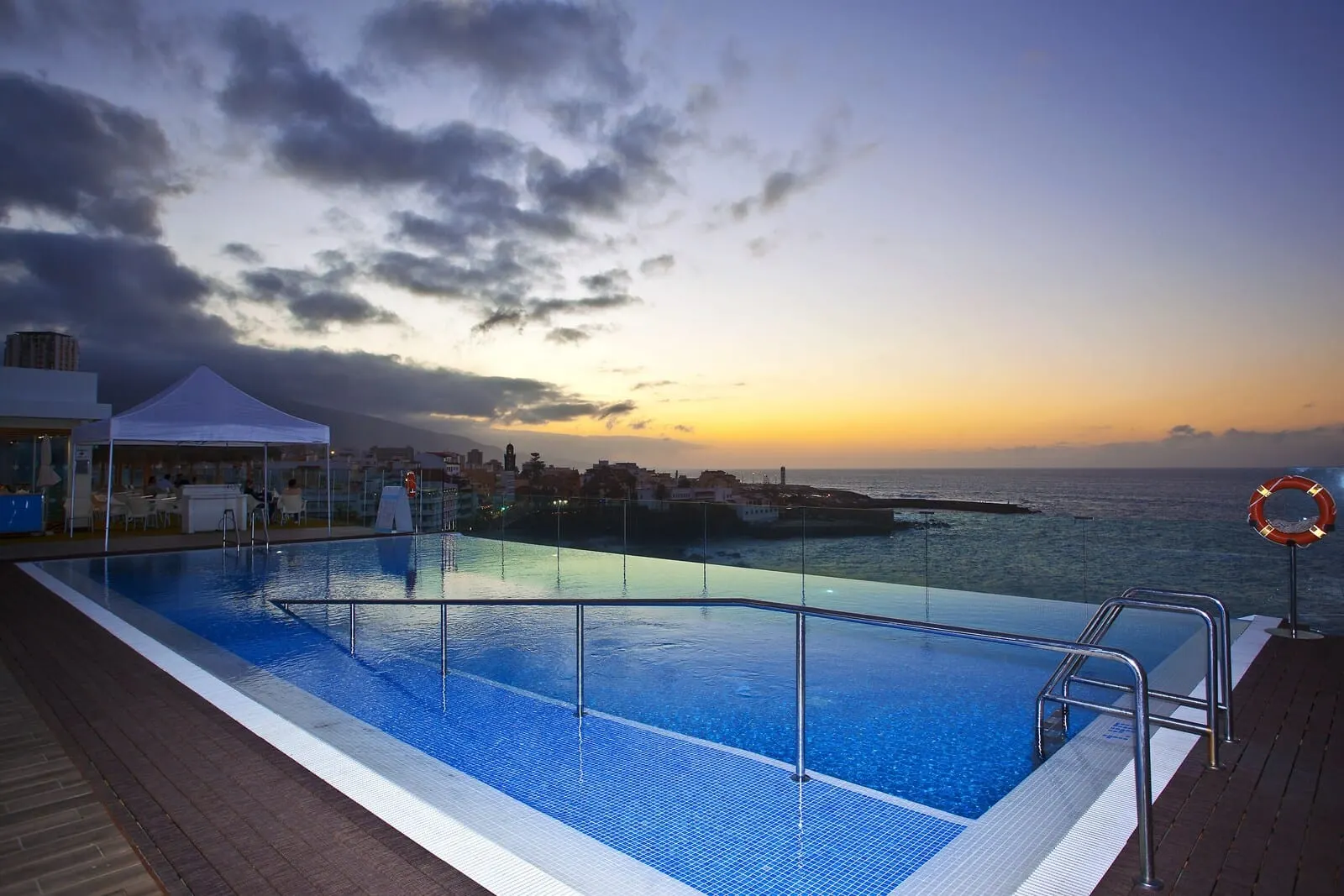 Hotel Vallemar: An infinity pool with a view of the sea at sunset
