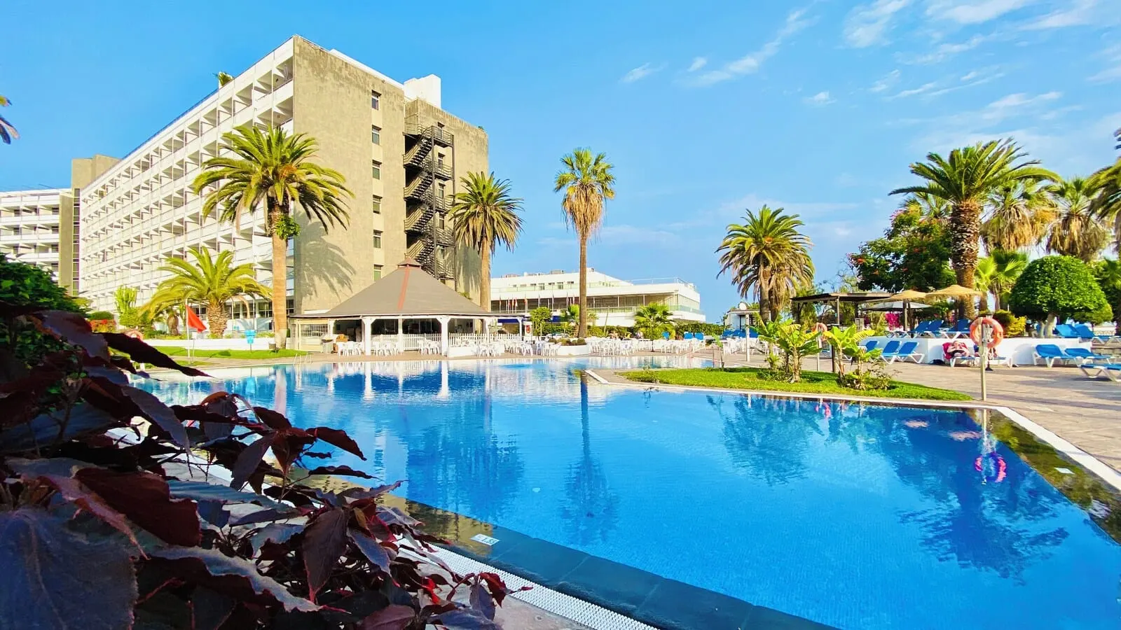 BLUESEA Interpalace: A hotel with a large pool, palm trees